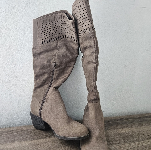 Suede taupe knee-high boots size 8 by David Aaron - Picture 3 of 8